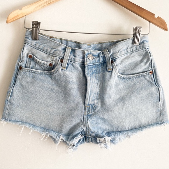 Levi’s 501 Women’s High Rise Denim Shorts, Light Wash, Size 26 - Picture 2 of 7